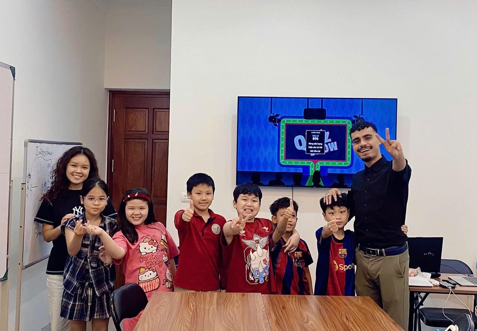 Học sinh hào hứng sau hoạt động tiếng Anh cùng giáo viên tại DKS